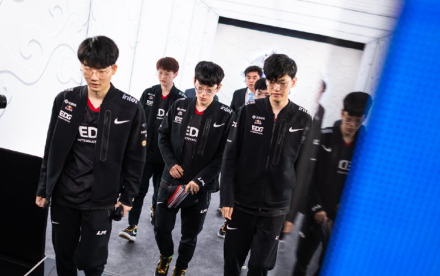 摊牌效应 摊牌效应